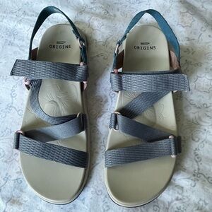 Earth Origins Gray Sandals with Modern Design